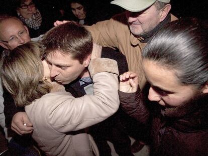 El concejal de Fisterra Santiago Insua se abraza a sus familiares tras quedar en libertad condicional.