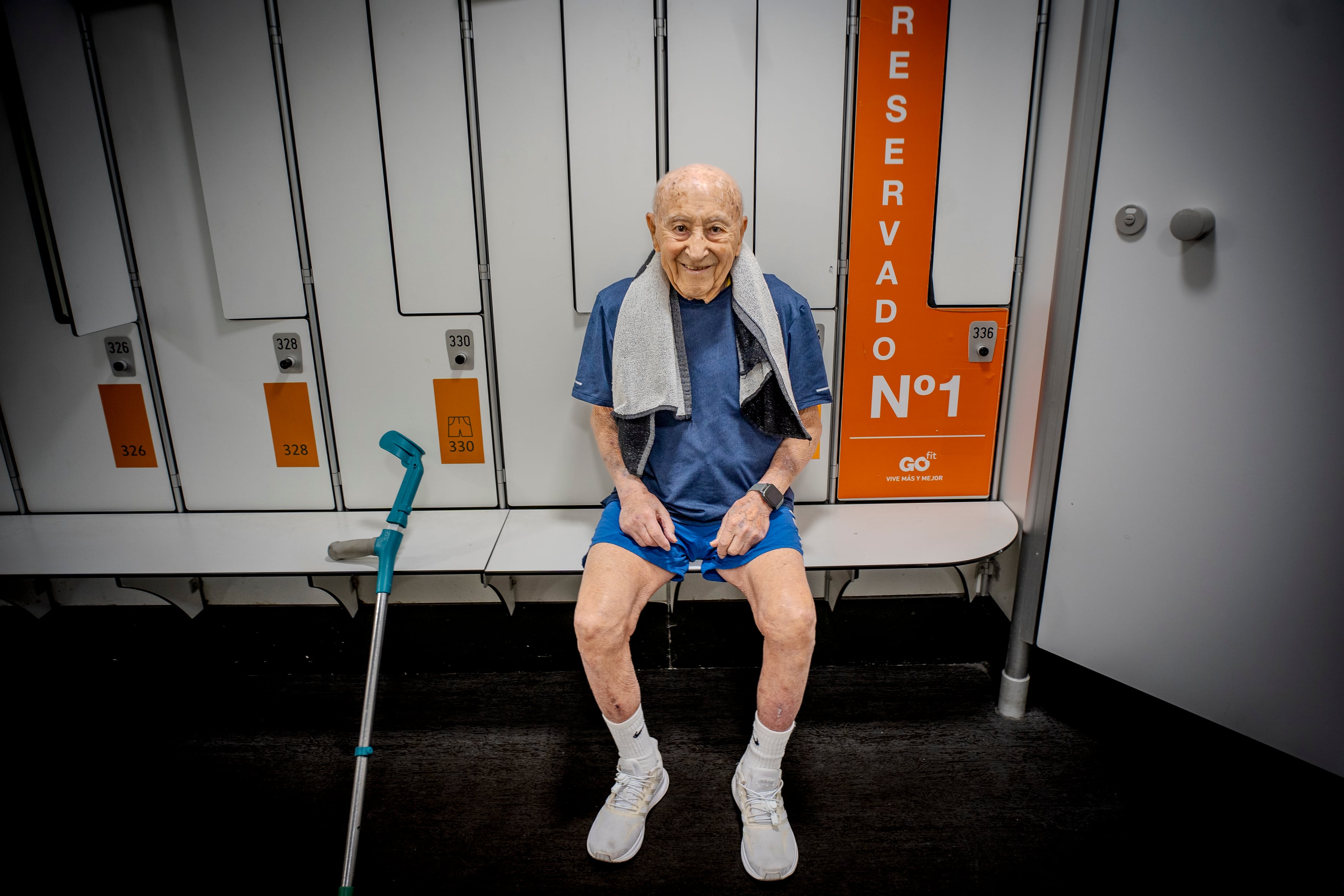 José Luis posa junto a la taquilla exclusiva que le dedicó su gimnasio hace unos años, como homenaje a su cliente más longevo.