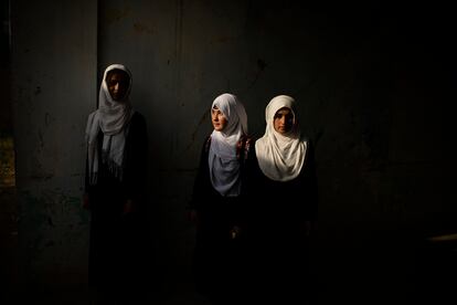 Tres alumnas de la escuela Marshal Dostum, en mayo de este año, en Sheberghan, en el norte del país, una de las primeras capitales en caer en agosto.
