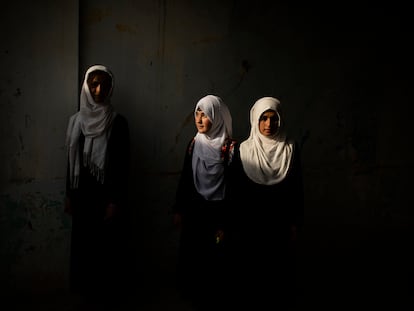 Três alunas da escola Marshal Dostum, em maio deste ano, em Sheberghan, no norte do país, uma das primeiras capitais a cair em agosto.