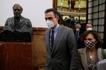 El presidente del Gobierno, Pedro Sánchez, abandona el hemiciclo este jueves en el Congreso junto a la vicepresidenta Carmen Calvo.