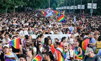 Marcha del orgullo a su paso por el Paseo del Prado en Madrid.