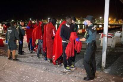 Llegada de migrantes al puerto de Motril.