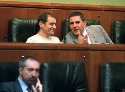 Arnaldo Otegi (derecha), conversa con Josu Ternera en el Parlamento vasco, el 14 de abril de 2000.