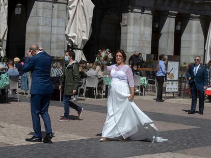 Una novia, en la plaza Mayor de Madrid, el pasado 17 de abril.