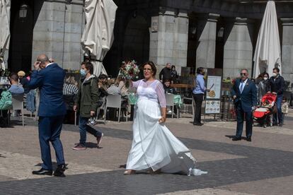 Una novia, en la plaza Mayor de Madrid, el pasado 17 de abril.