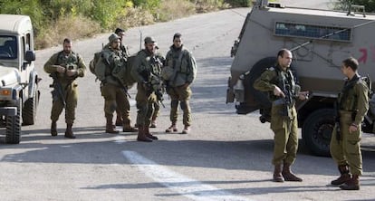 Soldados israel&iacute;es en una carretera en la frontera entre L&iacute;bano e Israel.