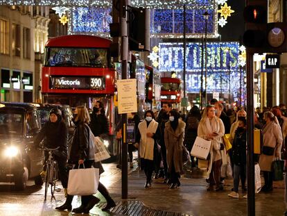 Viandantes en Oxford Street, en el centro de Londres este lunes.