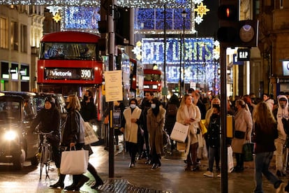 Viandantes en Oxford Street, en el centro de Londres este lunes.