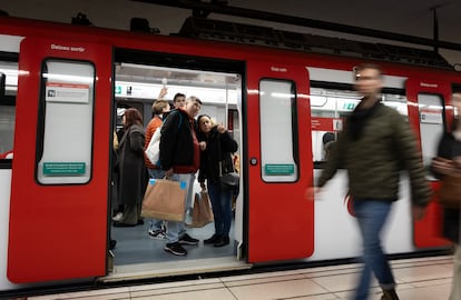 Usuarios del metro de Barcelona en la estacin de Plaza Catalu?a.