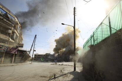 Al menos 16 personas murieron, entre ellas seis menores, por bombardeos de la aviación del régimen del presidente Bachar Al Asad en distintos barrios de Alepo, la mayor ciudad del norte de Siria, informó el Observatorio Sirio de Derechos Humanos. En la imagen, bombardeos de la aviación del régimen del presidente Bachar Al Asad en el barrio de Al-Ansari en Alepo.