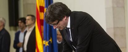 El presidente de la Generalitat, Carles Puigdemont, firma el documento sobre la Independencia