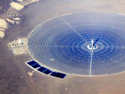 Imagen aérea de la planta solar de Crescent Dunes, en Nevada, Estados Unidos.