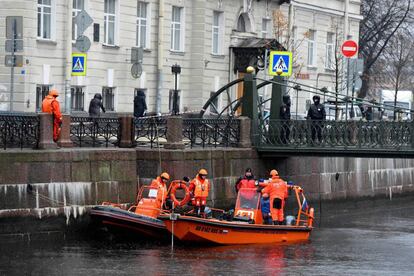 El servicio de emergencias y la policía busca en el río Moika, tras rescatar a Sokolov, que había tratado de deshacerse de partes del cuerpo de Anastasía Yéshenko.