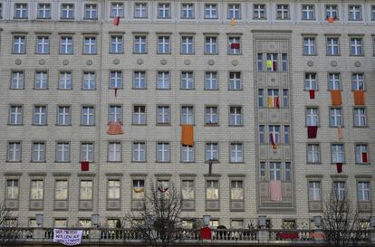 Las ventanas del edificio 'Stalinbau', en Berlín (Alemania), visten con pancartas contra la venta de apartamentos del bulevar más prominente de la antigua Alemania Oriental, a la mayor compañía inmobiliaria de la capital, en el marco de una ola de protestas por la subida de las rentas. 