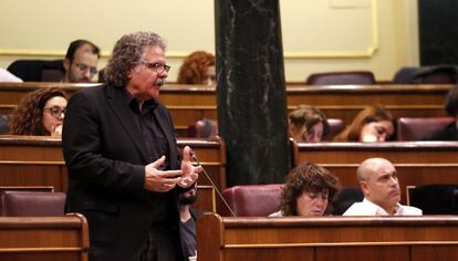 El portavoz de ERC en el Congreso, Joan Tardà (de pie en su escaño), durante su intervención en la segunda jornada del debate de investidura.