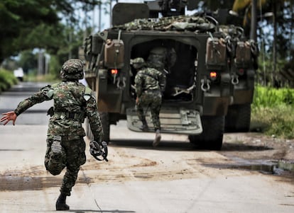 Soldados patrullan tras la explosión de una bomba en Colombia, en junio de 2025