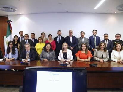 El líder de Vox, Santiago Abascal, en el centro de la imagen, posa para una fotografía en el Senado de México con políticos del PAN.