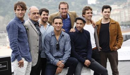 El realizador Pablo Malo, en el centro de la imagen, posa junto a los actores, productor y guionista de &#039;Lasa y Zabala&#039;, en San Sebasti&aacute;n. 