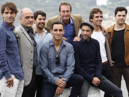 El realizador Pablo Malo, en el centro de la imagen, posa junto a los actores, productor y guionista de &#039;Lasa y Zabala&#039;, en San Sebasti&aacute;n. 