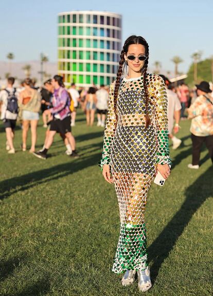 La influencer Marta Sierra optó por un vestido largo de malla de lentejuelas sobre una conjunto de top y mini falda, que completó con unas botines de estilo cowboy.