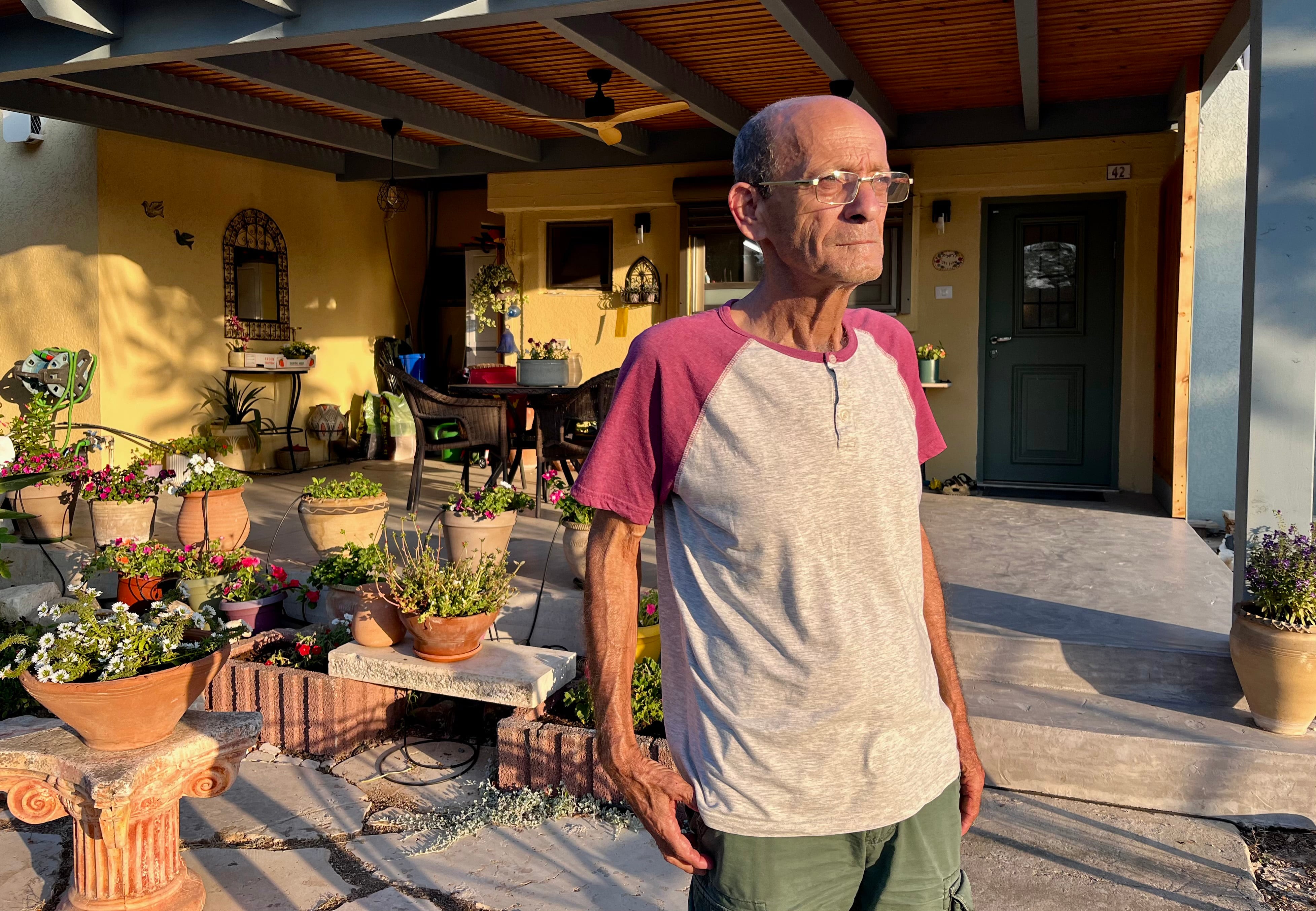 Dani Rahamim frente a su casa en el kibutz de Nahal Oz, en Israel, este miércoles.