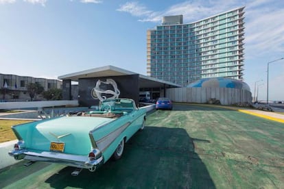 El Chevrolet Bel Air del artista plástico Marco Castillo, retratado frente al hotel Riviera de La Habana.