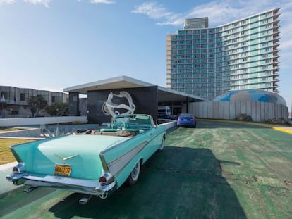 El Chevrolet Bel Air del artista plástico Marco Castillo, retratado frente al hotel Riviera de La Habana.