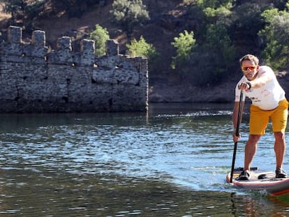 Antonio de la Rosa, en Buitrago de Lozoya (Madrid) antes de partir a Lisboa por el Tajo en tabla de paddle surf.