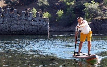 Antonio de la Rosa, en Buitrago de Lozoya (Madrid) antes de partir a Lisboa por el Tajo en tabla de paddle surf.