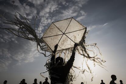 Palestinos lanzan cometas en llamas a través de la frontera entre Gaza e Israel.