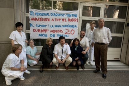 Empleados del centro de urgencias del Clínic de la calle de València, ayer tras conocer el anuncio del cierre del centro.
