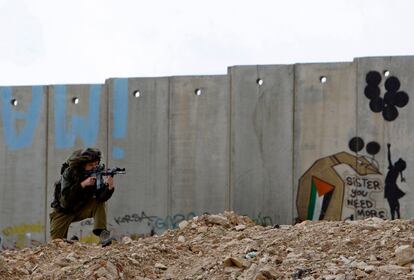 Un soldado israelí apunta con su rifle en el acceso de Qalandiya, en Ramala, durante el 'Día de la ira'.