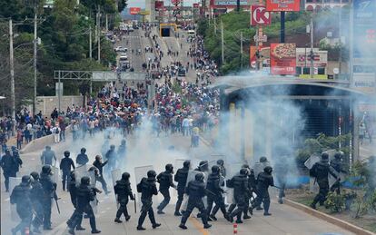 Maestros, doctores y estudiantes se enfrentan contra elementos de la policía de Honduras en protesta por las medidas del Gobierno de privatizar los servicios de educación y salud en la ciudad de Tegucigalpa.