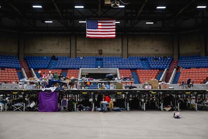 Personas permanecen en un refugio de emergencia en Broadbent Arena, el 24 de diciembre de 2022, en Louisville, Kentucky.