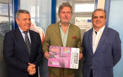 El ministro Méndez de Vigo recibe el carnet de socio del Palencia en 2016