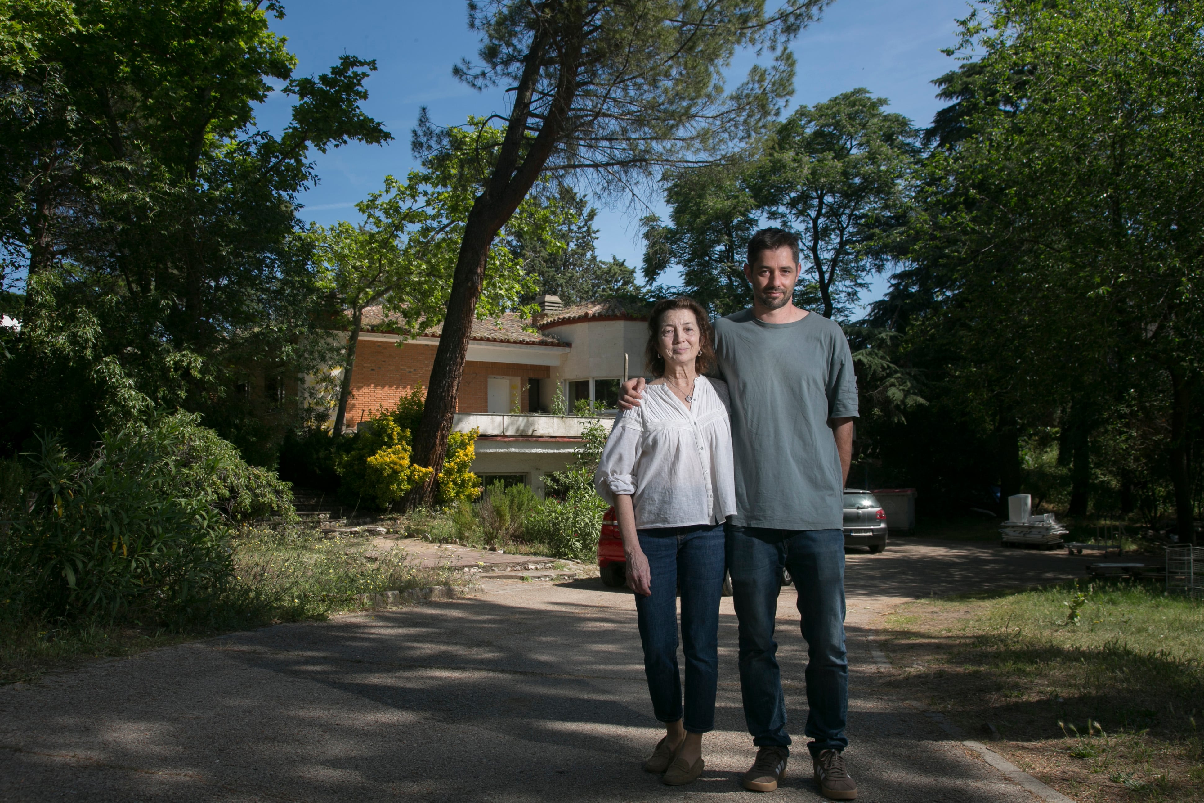 Helène Gomendio, y su hijo Jaime San Román en los alrededores de la finca.