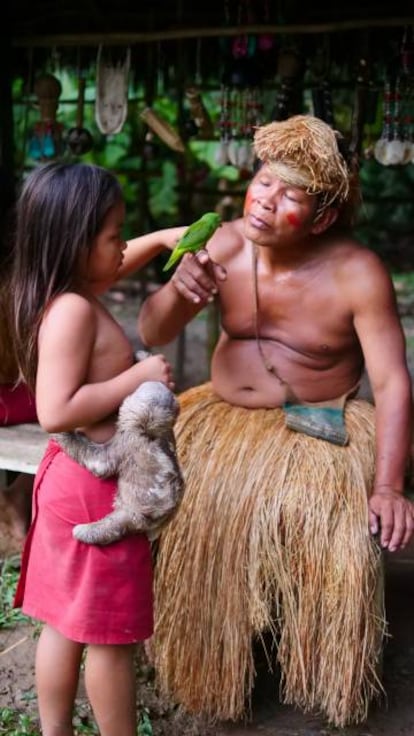 Un hombre Yagua con su nieta, en la recreación de una aldea de Yaguas en la Amazonía peruana.