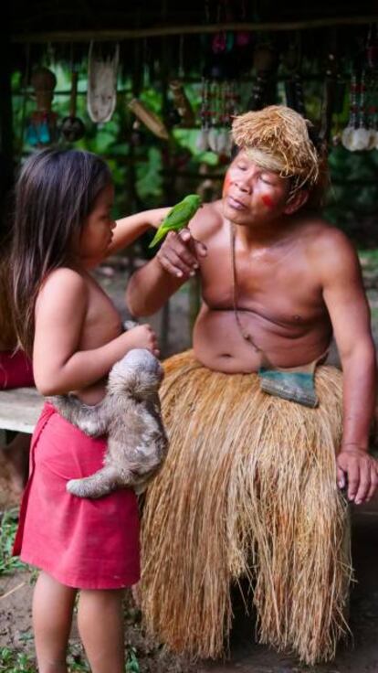 Un hombre Yagua con su nieta, en la recreación de una aldea de Yaguas en la Amazonía peruana.