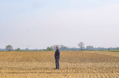 Un agricultor de Milán afectado por la sequía que está golpeando a Italia y que está causando ya restricciones del regadío.
