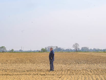 Un agricultor de Milán afectado por la sequía que está golpeando a Italia y que está causando ya restricciones del regadío.