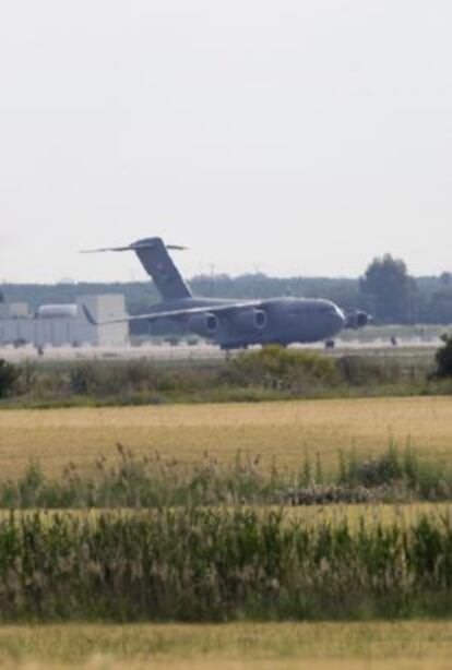 Un avión de transporte de Estados Unidos, en Morón.