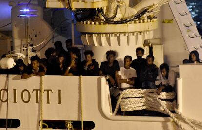 Los migrantes a bordo del Diciotti esperan a poder desembarcar en el puerto de Catania, el 25 de agosto de 2018. 