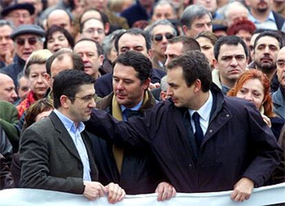 Zapatero conforta a Patxi López, en presencia del ministro de Justicia, durante la manifestación de Andoain.