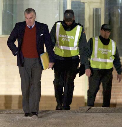 Bárcenas, escoltado por dos guardia civiles, a su salida de la cárcel.