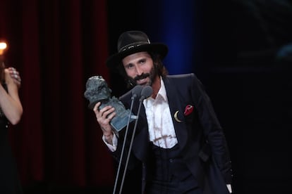 El músico y cantante José Miguel Conejo 'Leiva' tras recibir el premio a la Mejor Canción Original" por su trabajo en 'La llamada'.