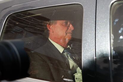 El expresidente de Brasil Jair Bolsonaro abandona la comisaría tras ser interrogado este miércoles en Brasilia por las joyas saudíes.