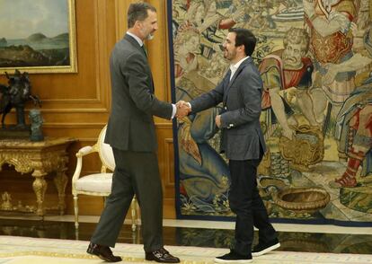 King Felipe VI (l) met with IU leader Alberto Garzón on Monday.