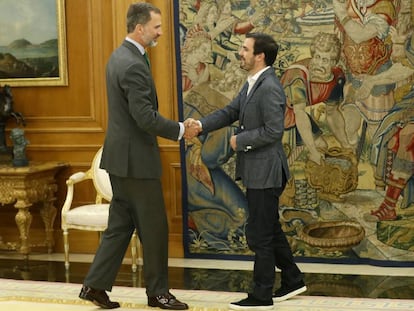 King Felipe VI (l) met with IU leader Alberto Garzón on Monday.