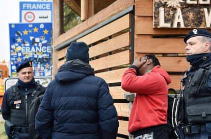 Agentes de policía italianos y franceses controlan el paso de inmigrantes en la frontera entre Italia y Francia, en Claviere (Italia), el 22 de octubre de 2018.
